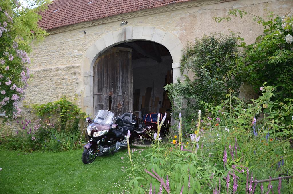 Le vieux vélo Bed and Breakfast Chaptuzat Esterno foto