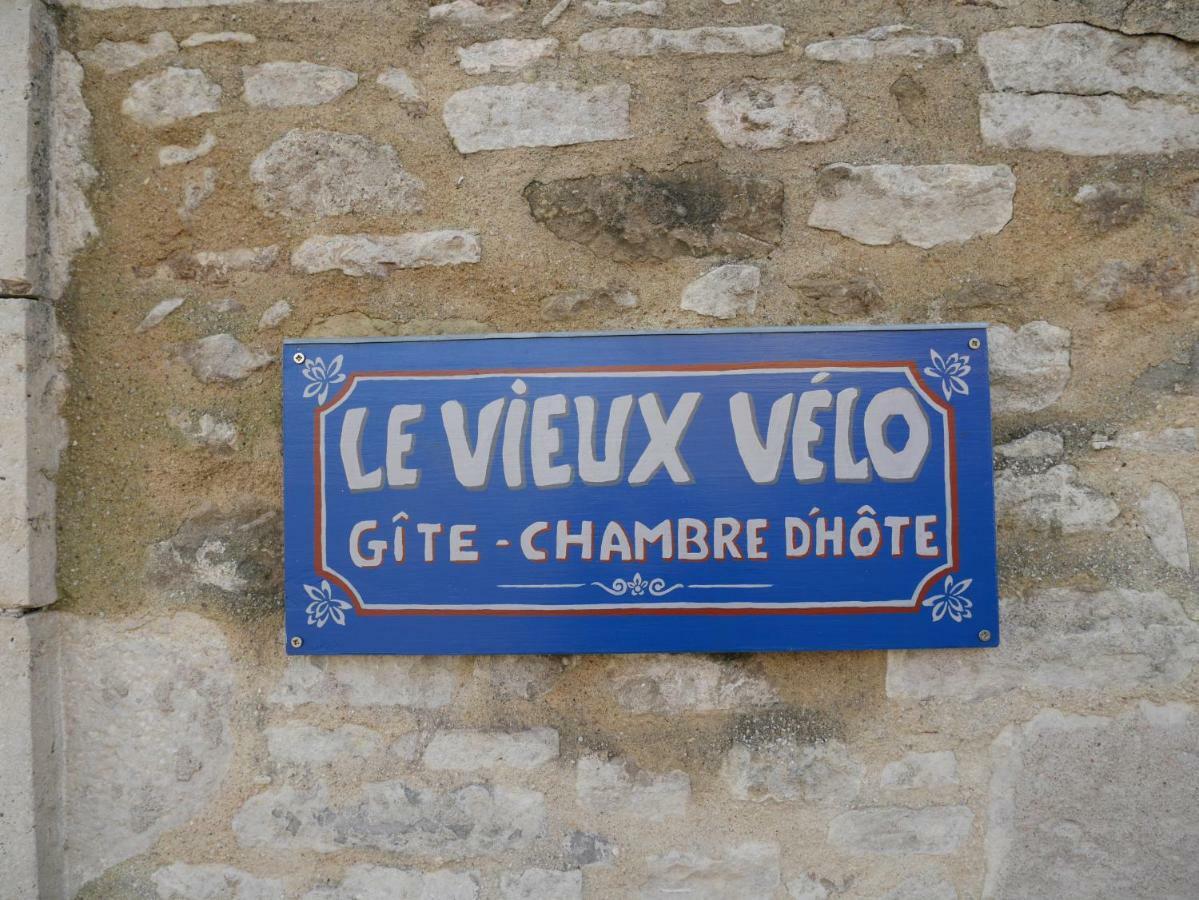 Le vieux vélo Bed and Breakfast Chaptuzat Esterno foto